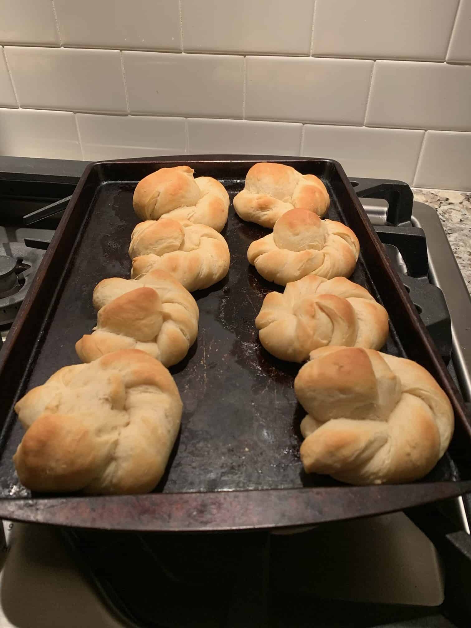 A pan of freshly baked butter rolls.